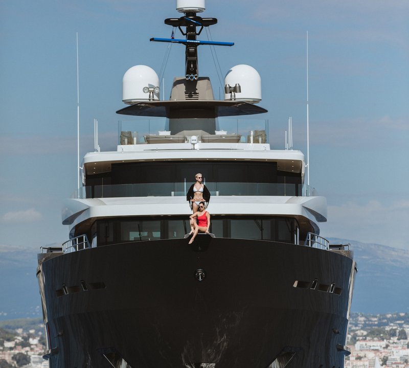 Superyacht SOLO Bow Lifestyle