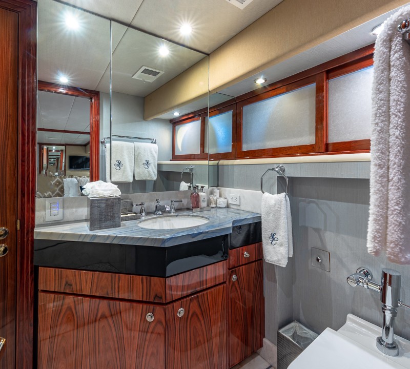 Twin Guest Cabin Bathroom