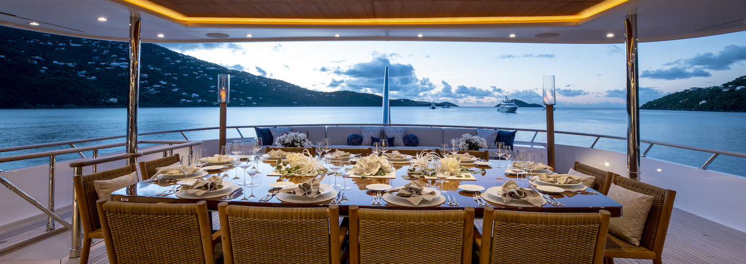 Uppr Deck - Alfresco Dining Area In The Evening
